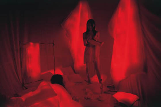 LES BAINS DE LUMIÈRES ROUGES. TRIENNALE DE YOKOHAMA, JAPON 2001